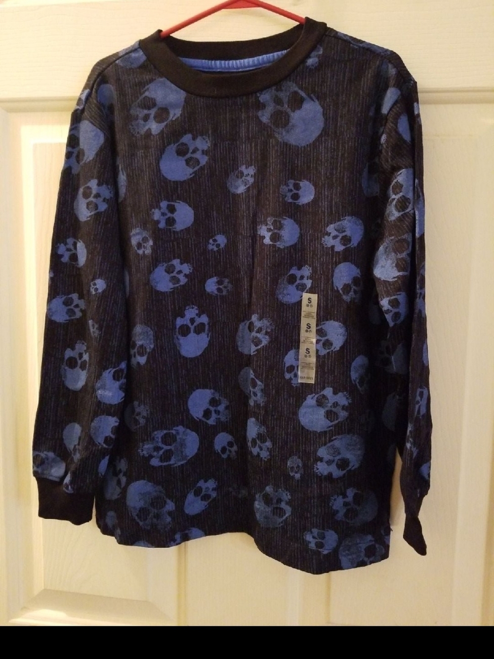 Old Navy Black Long-Sleeve Kids Tee with Blue Skull Print Size 6/7
